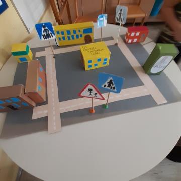 učenci 3. a so izdelovali maketo šole in risali (MŠ Primož Trubar) 2